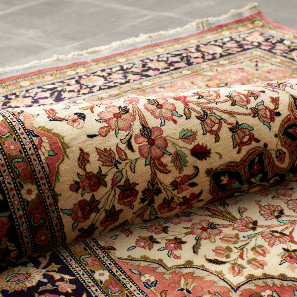 イズヤオンライン | クム産 シルクxウール製 手織りペルシャ絨毯
